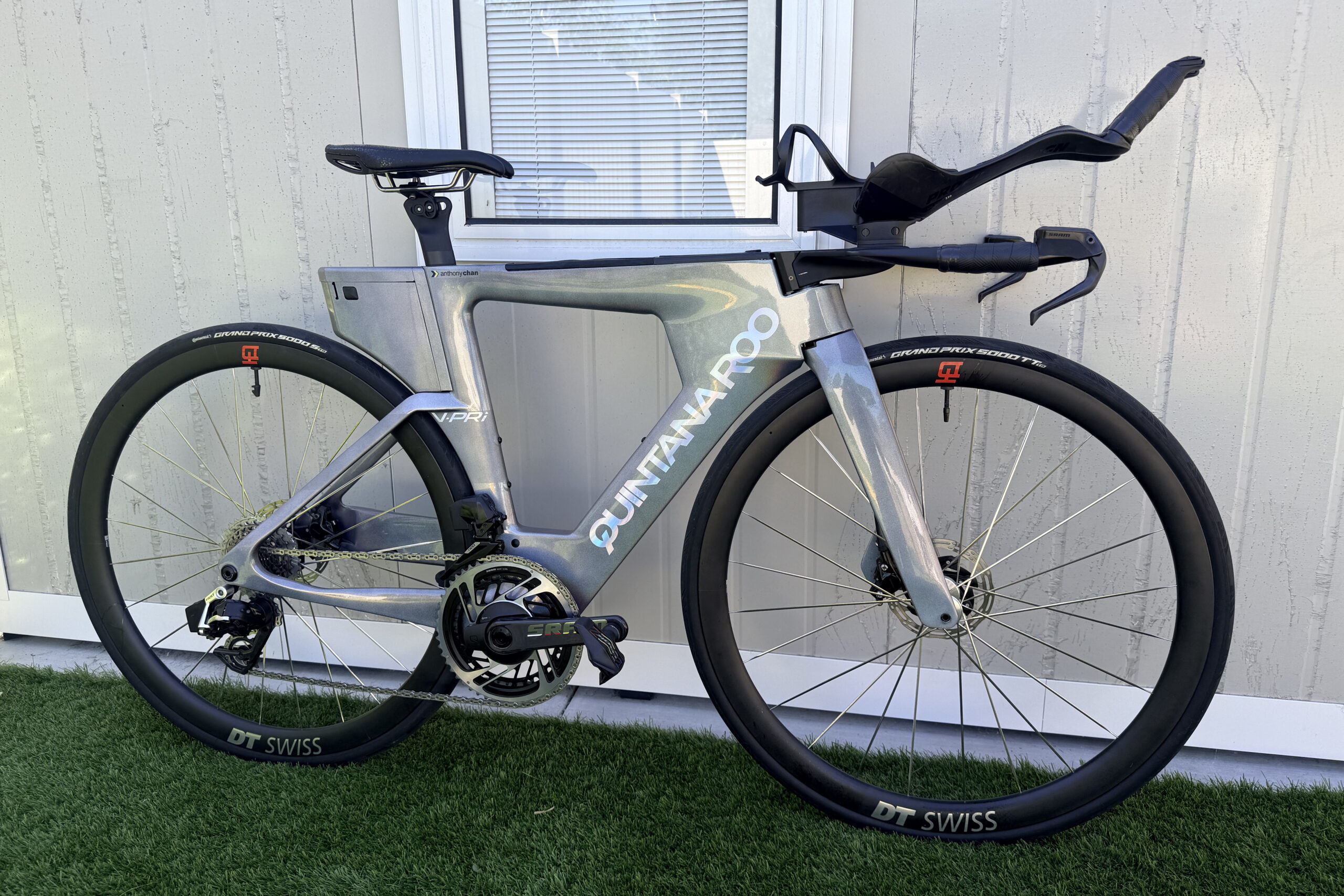 Quintana Roo V-PRi triathlon bike with Profile Design Wing Ultimate S base bar, 43 ASC Pro extensions, and HSA Riser Kit
