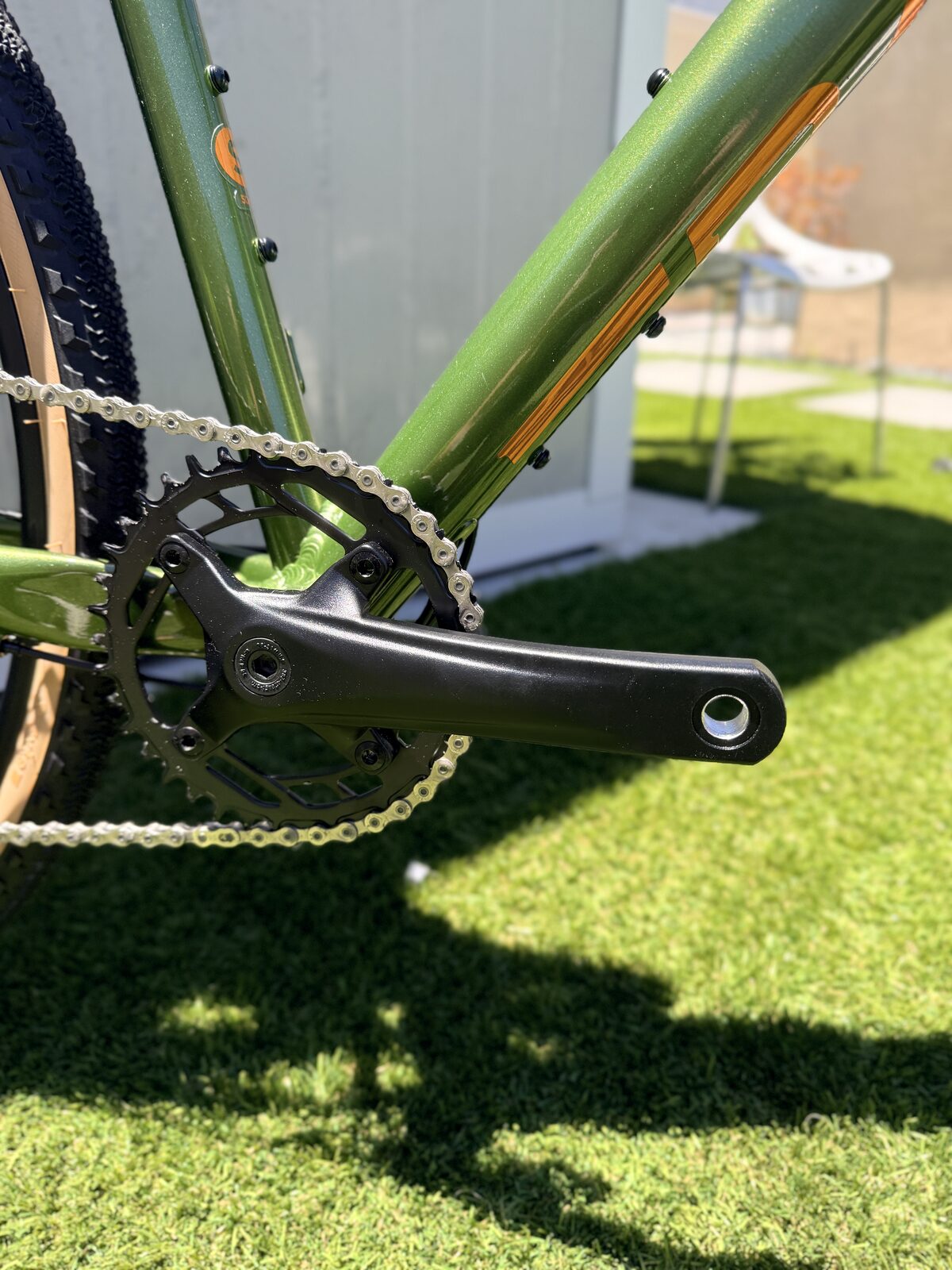 Batch GB.1 forged alloy crankset with a single 38-tooth chainring and KMC chain.