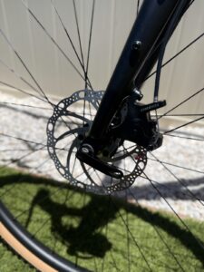 Batch GB.1 front Tektro MD-C310 mechanical disc brake caliper with a 160mm rotor and quick-release front hub.